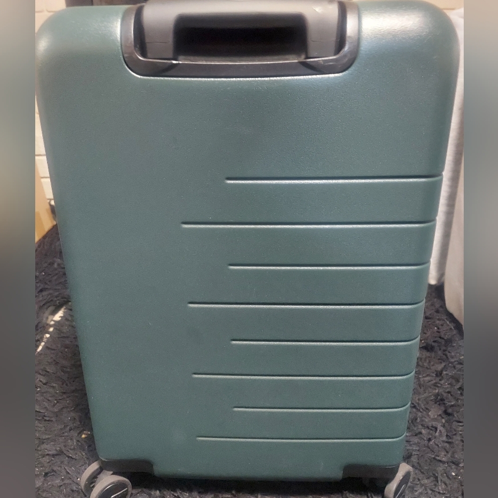 Exspandable Hard Shell Carry-On Suitcase